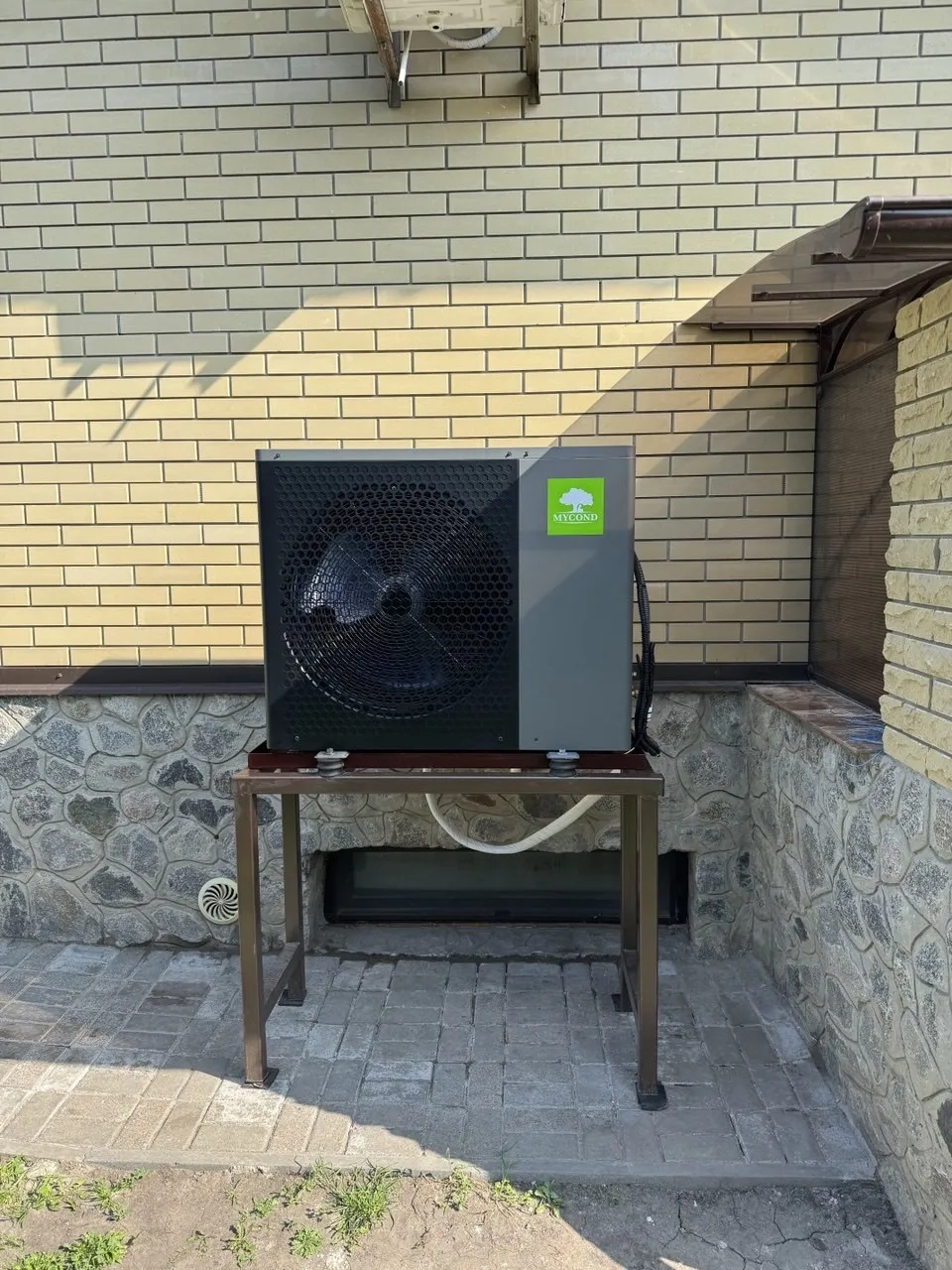 Cabană echipată cu pompe de căldură Mycond Split din seria BeeHeat