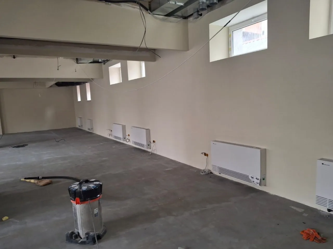 Facilitate industrială cu unități de ventilație/convectoare Mycond montate pe perete