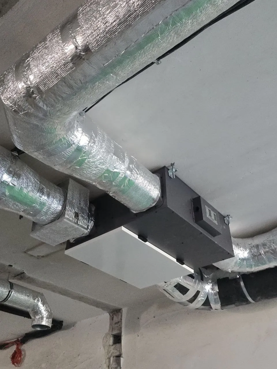Hala de producție cu unități de ventilație cu recuperare de energie Mycond MVC700-A
