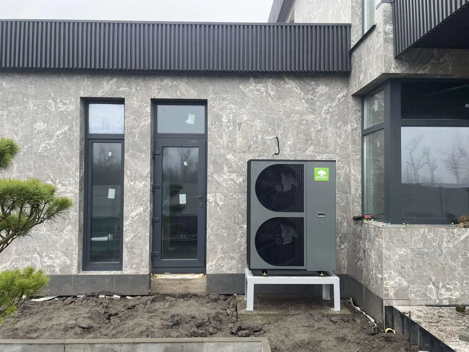 Casă privată contemporană cu pompa de căldură Mycond BeeThermic Monoblock