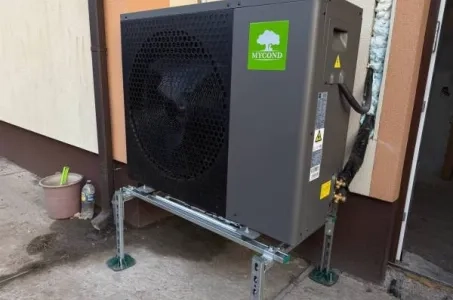 Casă înșiruită cu pompe de căldură Mycond Split din seria BeeHeat
